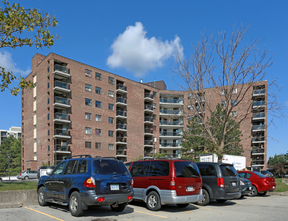 Roehampton Place in St Catharines, ON - Building Photo