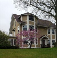 636 21st St in Bettendorf, IA - Building Photo