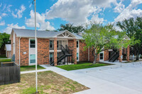 Highland Pointe in Hitchcock, TX - Building Photo - Building Photo