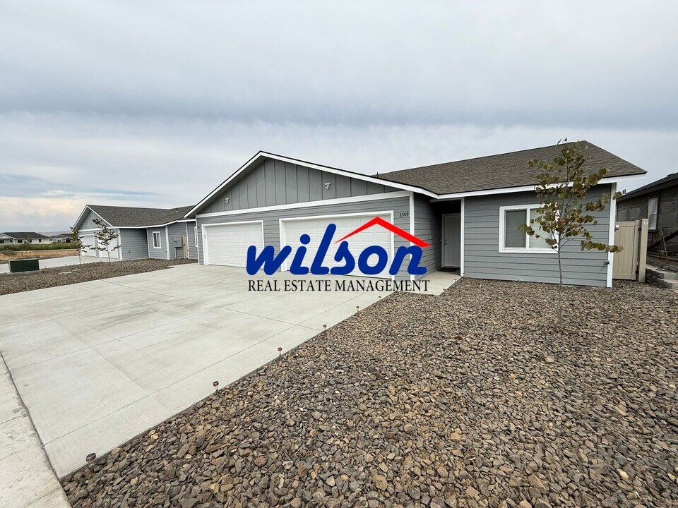 2507-2509 S 47th Ave in Yakima, WA - Building Photo
