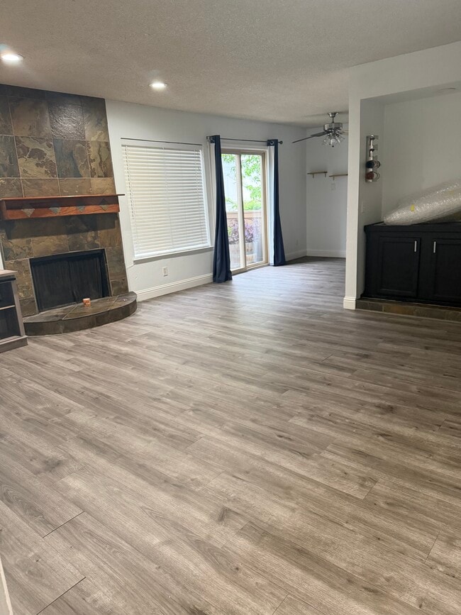 3701 Colonial Dr, Unit 228 in Modesto, CA - Foto de edificio - Building Photo