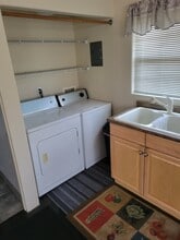 2152 Camellia Dr, Unit Furnished Studio Apartmen in Reno, NV - Foto de edificio - Building Photo
