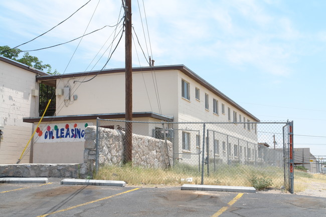 Freeway East Apartments in El Paso, TX - Building Photo - Building Photo