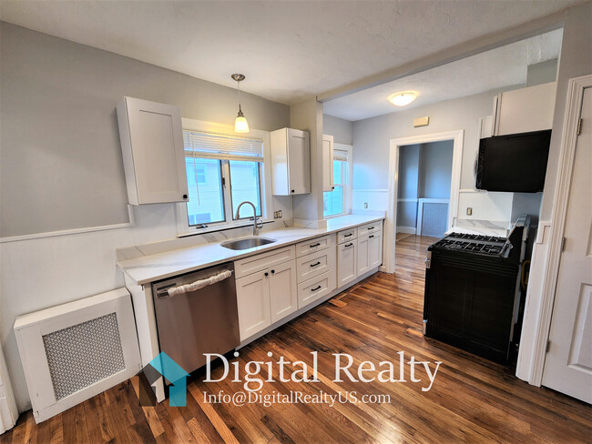 98 Irving St, Unit 1 in Waltham, MA - Building Photo - Building Photo
