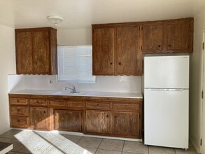 517 Dejoy St in Santa Maria, CA - Foto de edificio - Building Photo