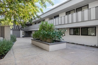 The Roscomare Apartments in Los Angeles, CA - Foto de edificio - Building Photo