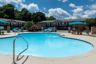 Axis on Beltline in Decatur, AL - Building Photo