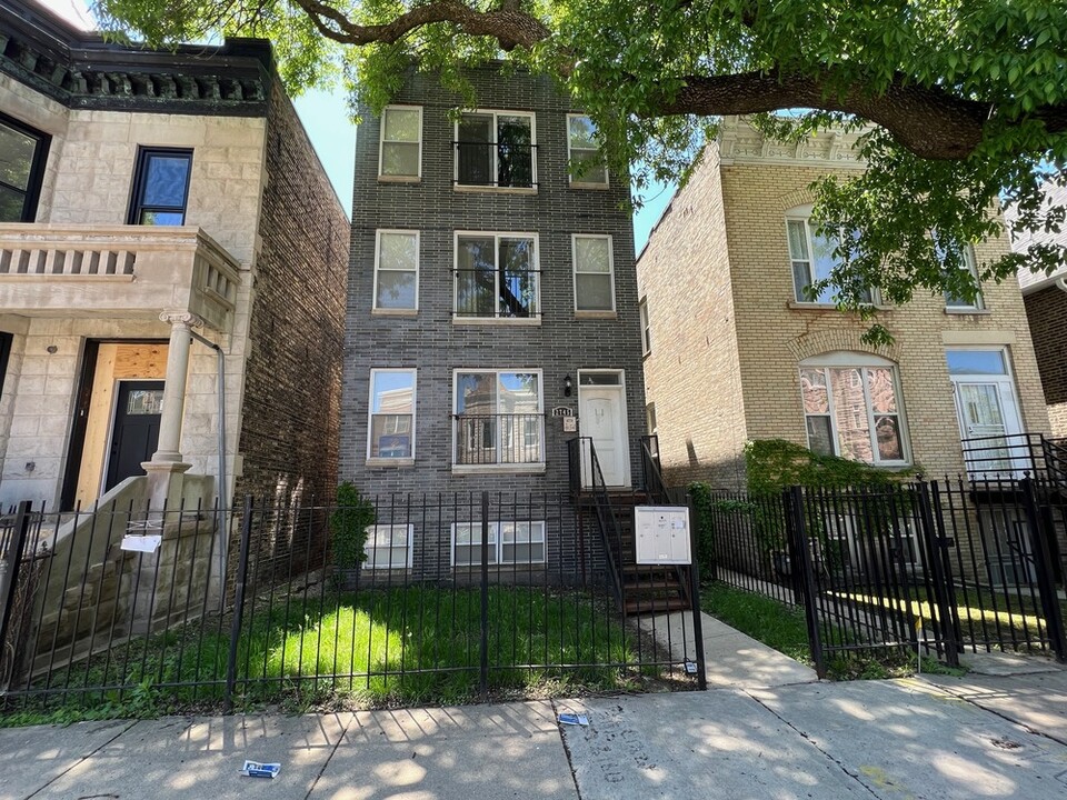 2745 W Wilcox St in Chicago, IL - Building Photo