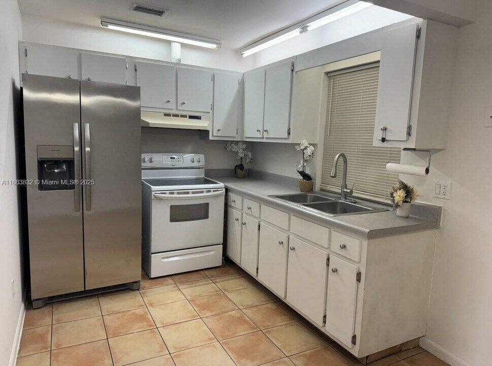 1327 Riverside Cir in Wellington, FL - Building Photo