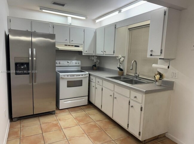 1327 Riverside Cir