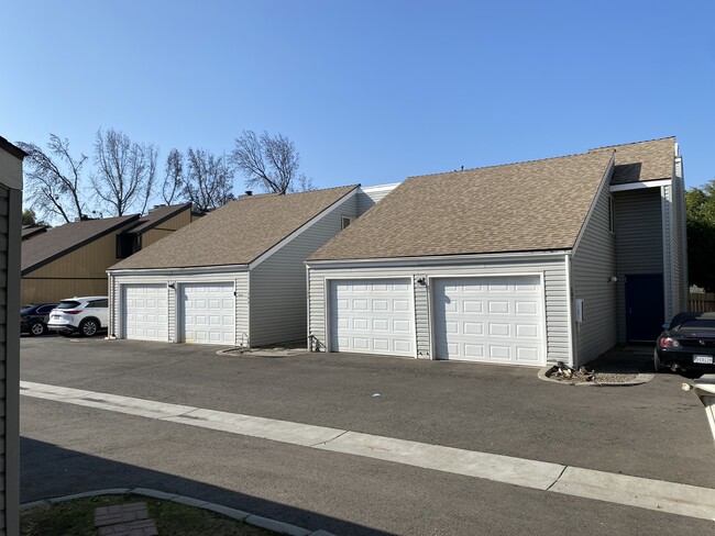 1504 Pierce Dr in Clovis, CA - Building Photo - Building Photo