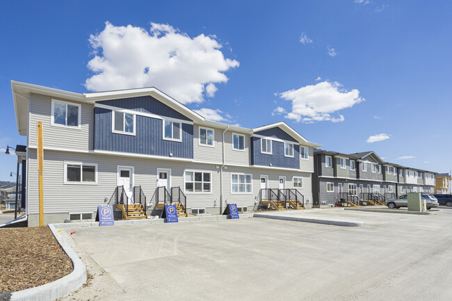 Freestone Townhomes in Cochrane, AB - Building Photo - Building Photo