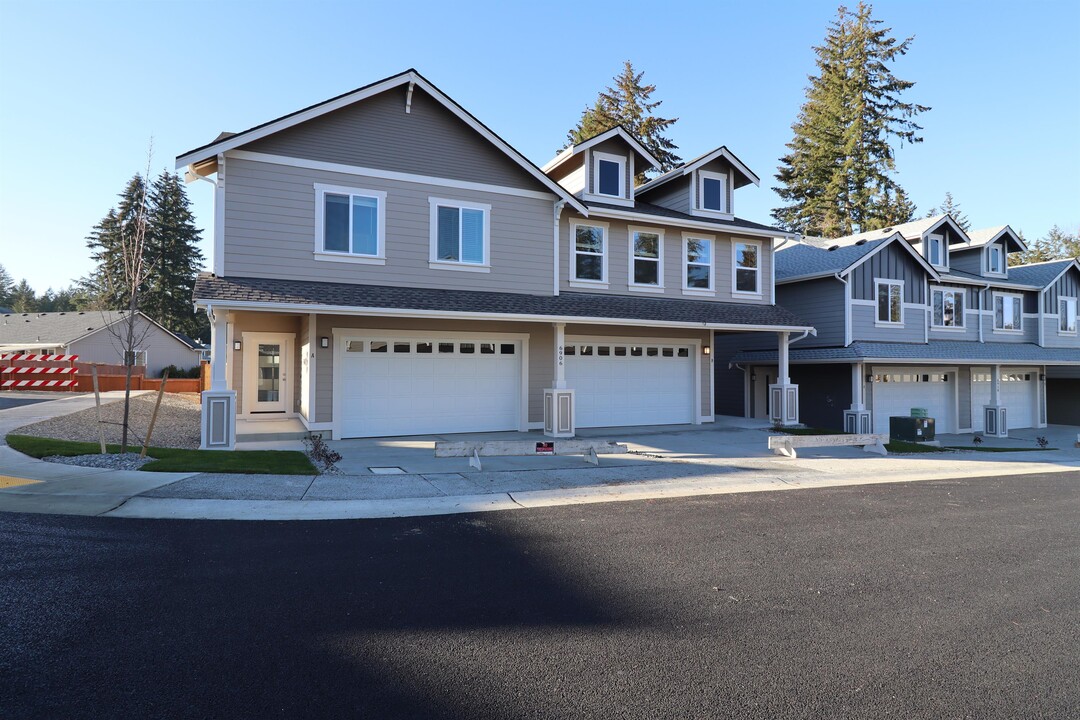 6906 Delaney Ln NE in Lacey, WA - Building Photo