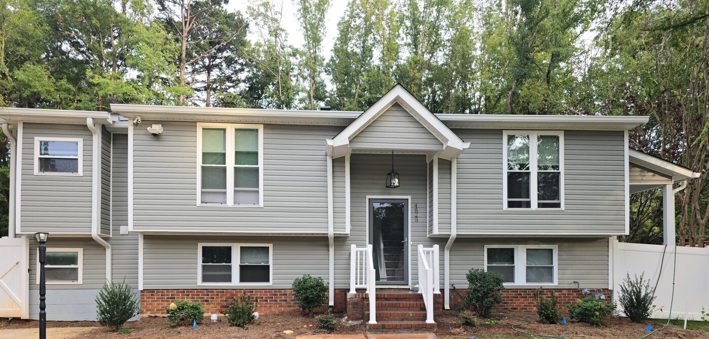 4828 Cheviot Rd, Unit Upper in Charlotte, NC - Foto de edificio