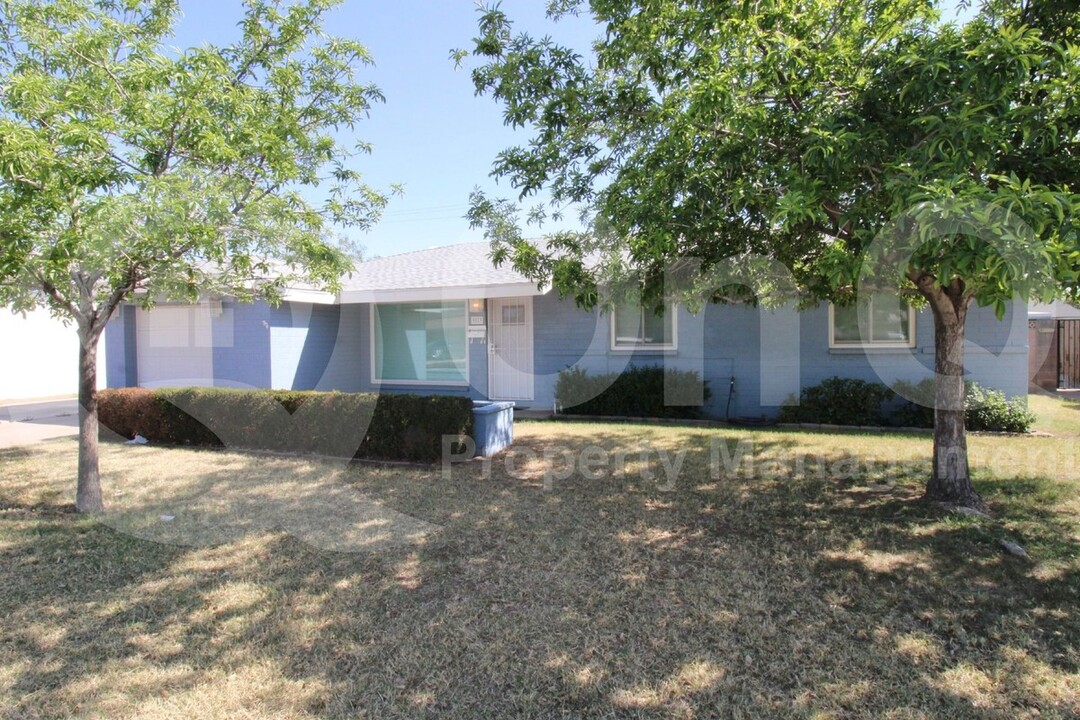 3813 W Glenn Dr in Phoenix, AZ - Building Photo