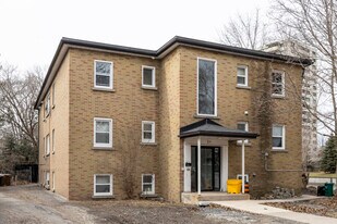24 Lenore Pl in Ottawa, ON - Building Photo