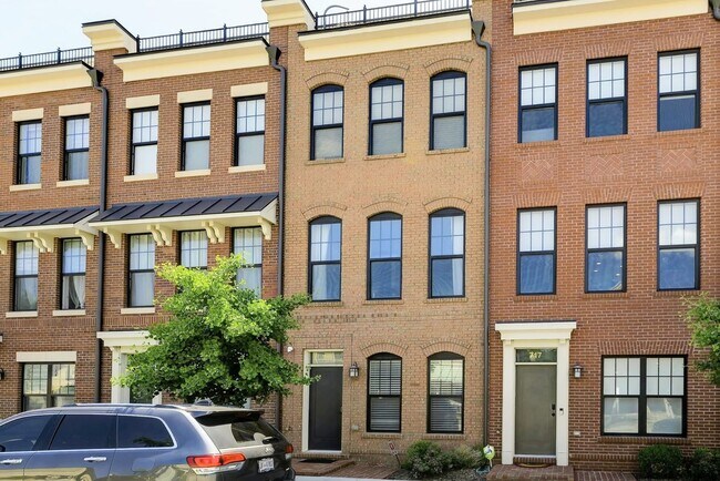 property at 719 Parkside Pl NE