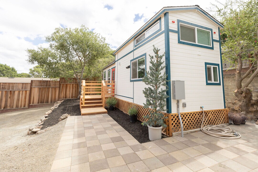 526 Sunnyslope Ave in Petaluma, CA - Building Photo