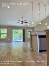 603 Cygnet Lake Dr in Benton Harbor, MI - Foto de edificio - Building Photo