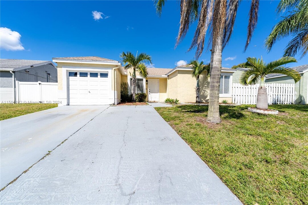 18825 Cloud Lake Cir in Boca Raton, FL - Foto de edificio