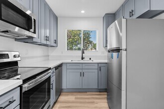 2300 E Commonwealth Ave, Unit 11 in Fullerton, CA - Building Photo - Building Photo
