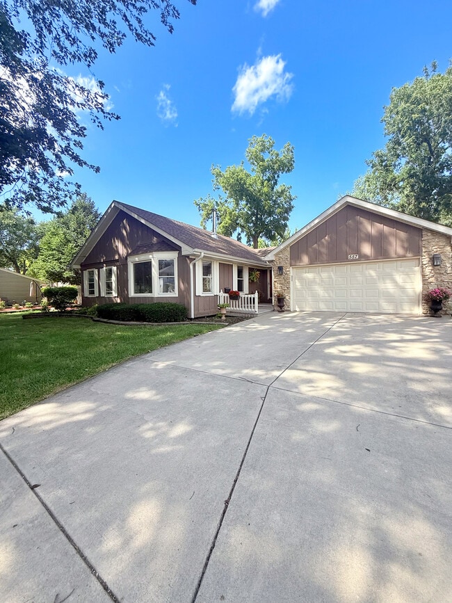 557 Hardin Ave in Aurora, IL - Building Photo - Building Photo