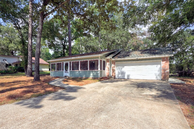 4811 Holly Ln S in Montgomery, TX - Building Photo
