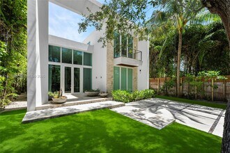 335 W 46th St in Miami Beach, FL - Building Photo - Building Photo