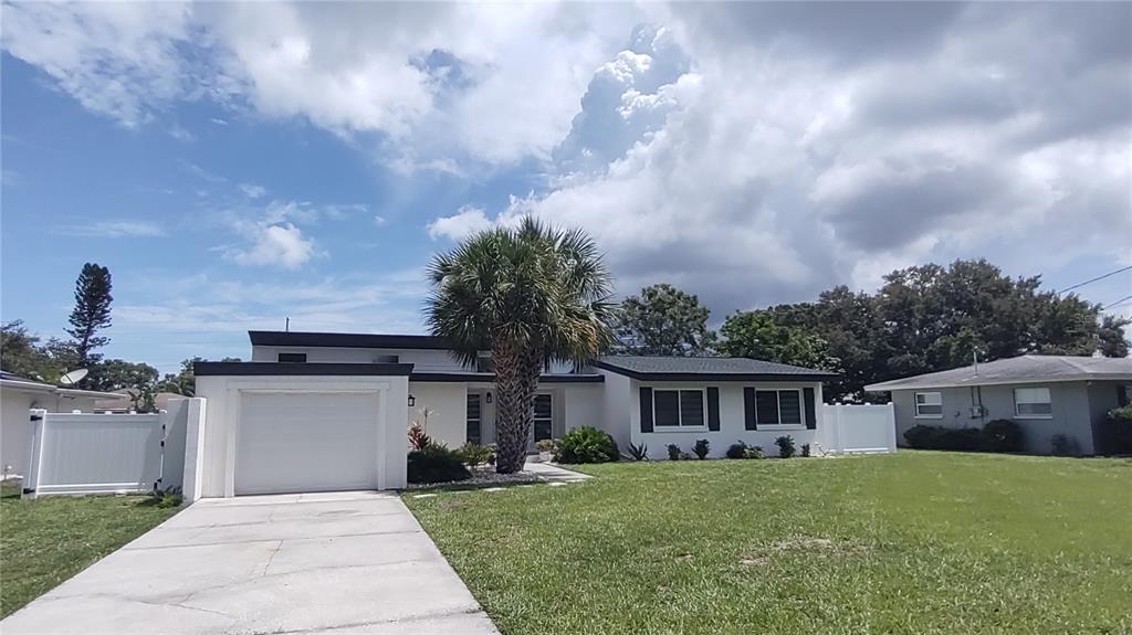 2713 Renatta Dr in Belleair Bluffs, FL - Building Photo