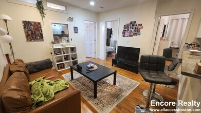 66 Egmont St, Unit 2 in Brookline, MA - Foto de edificio - Building Photo