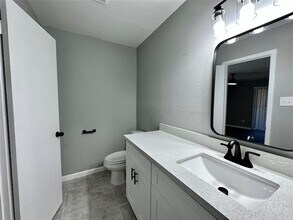 5669 Birchmont Dr in Houston, TX - Building Photo - Building Photo