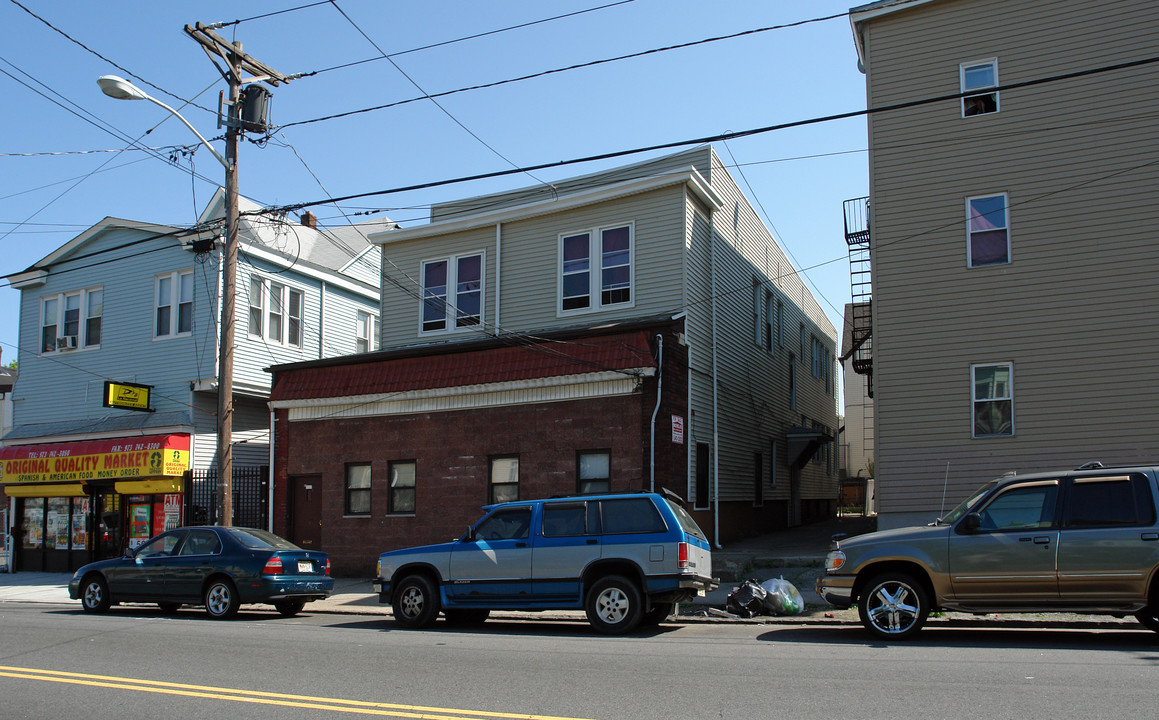 412-414 11th Ave in Paterson, NJ - Building Photo