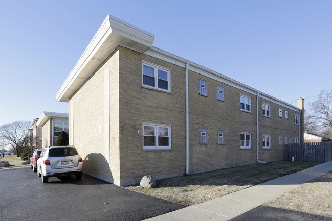 1317-1321 E Roosevelt Rd in Wheaton, IL - Foto de edificio - Building Photo