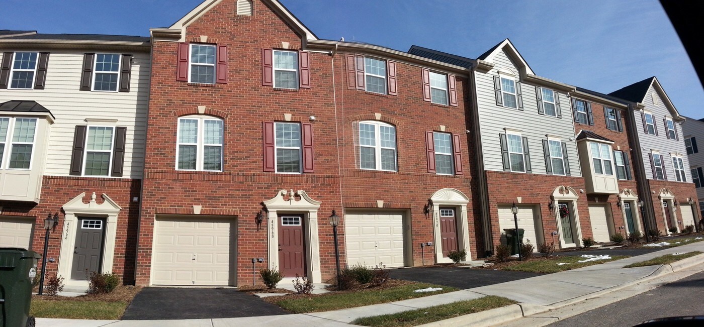 22853 Lacey Oak Terrace in Sterling, VA - Building Photo