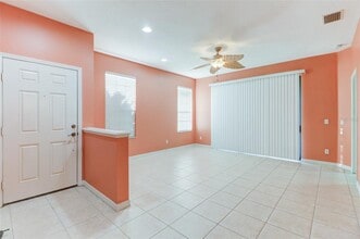 210 Mystic Falls Dr in Apollo Beach, FL - Foto de edificio - Building Photo