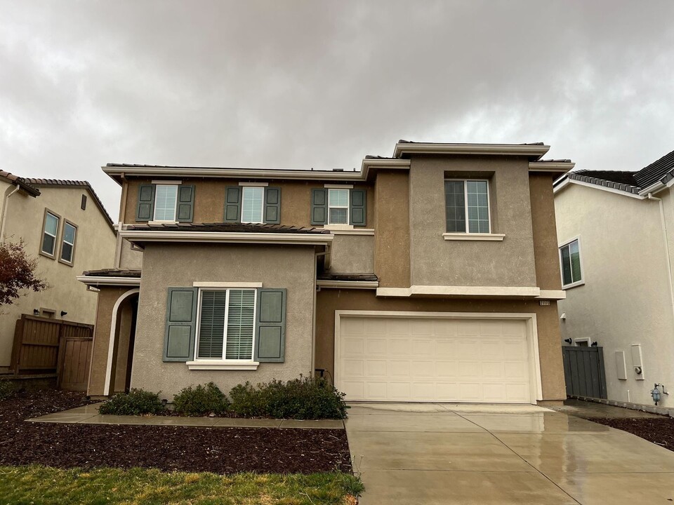 21173 Cabernet Dr in Patterson, CA - Building Photo