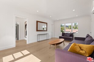 8210 Clinton St in Los Angeles, CA - Building Photo