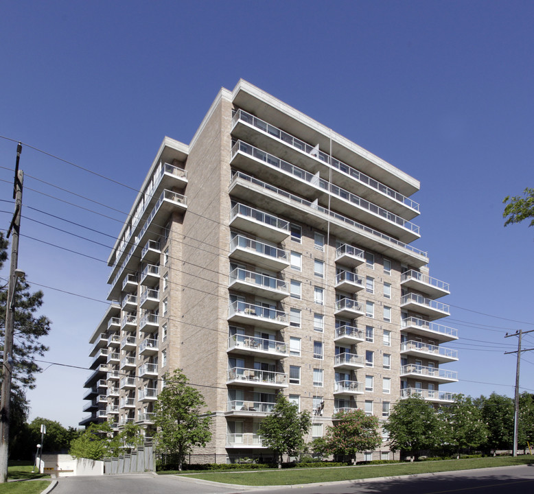 Chestnut Place in Toronto, ON - Building Photo