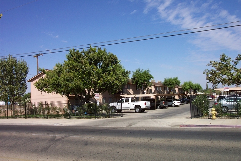 Manning Plaza in Parlier, CA - Building Photo