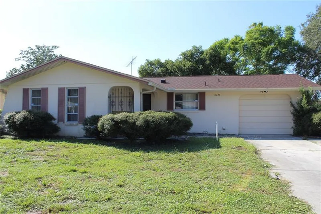 8226 Fox Hollow Dr in Port Richey, FL - Building Photo - Building Photo