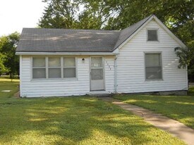 1233 E Walnut St in Nevada, MO - Building Photo