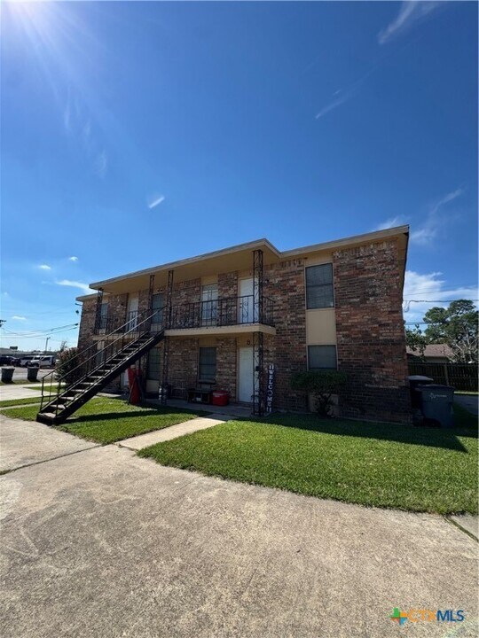 901 Bingham Rd in Victoria, TX - Building Photo