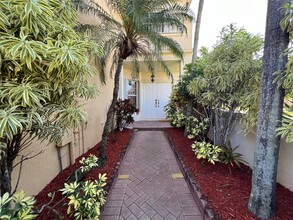 5486 NW 112th Path in Doral, FL - Building Photo - Building Photo