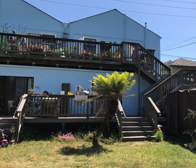 215 Pacific Ave in Alameda, CA - Foto de edificio - Building Photo