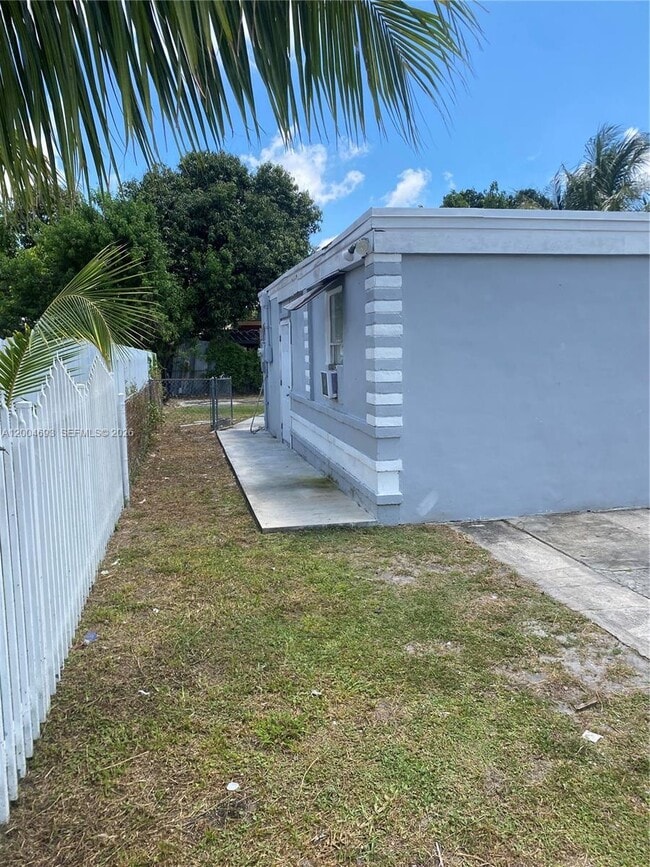 14315 NW 12th Ave in Miami, FL - Building Photo - Building Photo