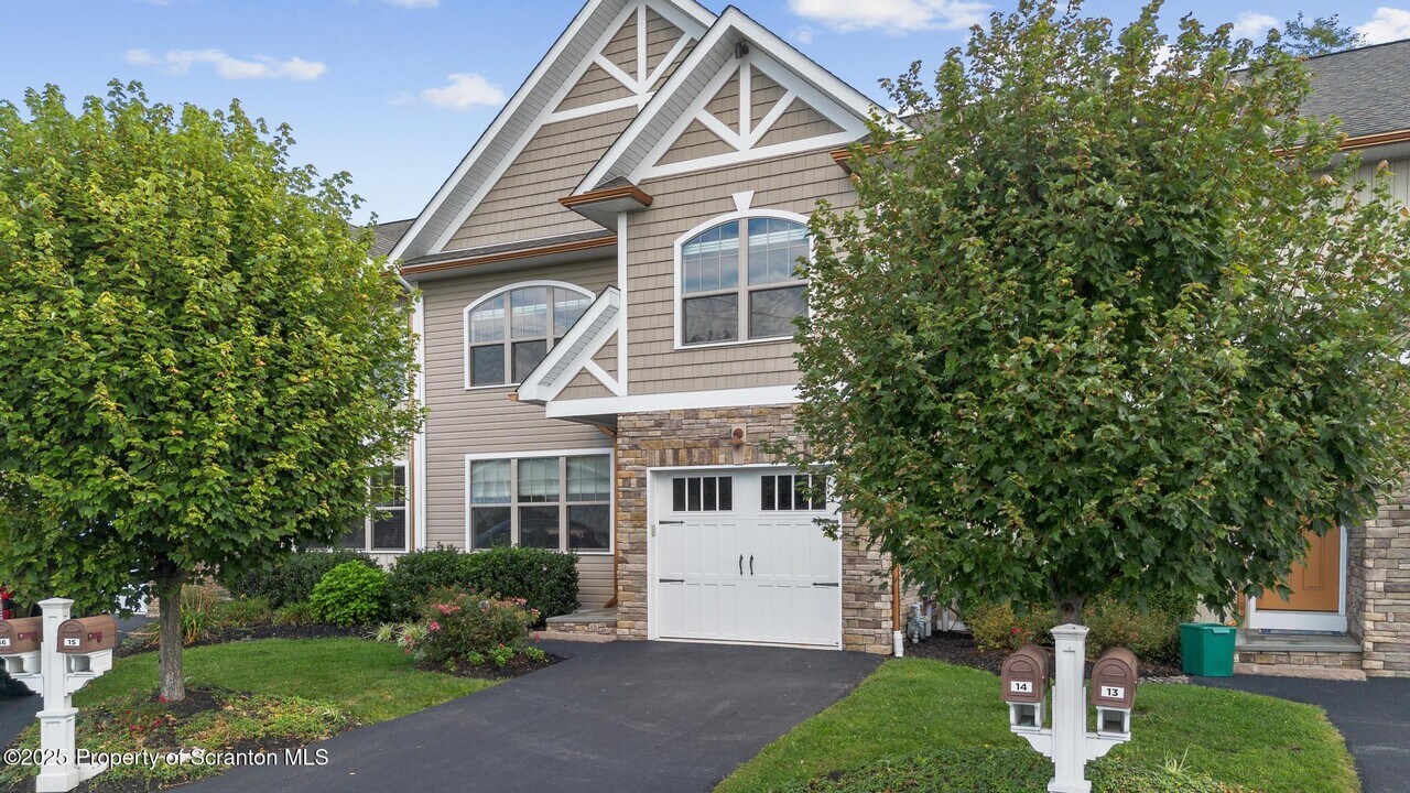 15 Maple Leaf Dr in Old Forge, PA - Building Photo