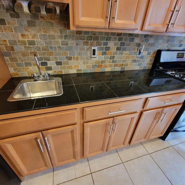 68-27 Alderton St in Queens, NY - Building Photo - Building Photo