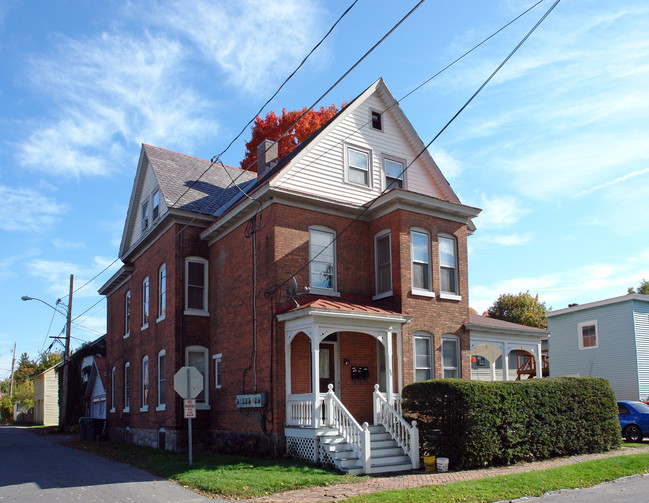 34 Clark St in Saratoga Springs, NY - Building Photo - Building Photo