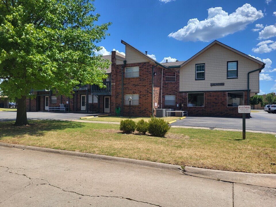 320 E Edwards St in Edmond, OK - Building Photo