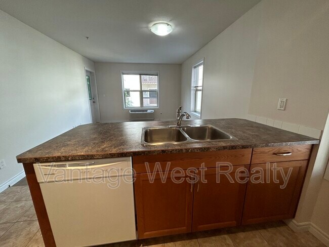 598-598 Sutherland Ave in Kelowna, BC - Building Photo - Building Photo